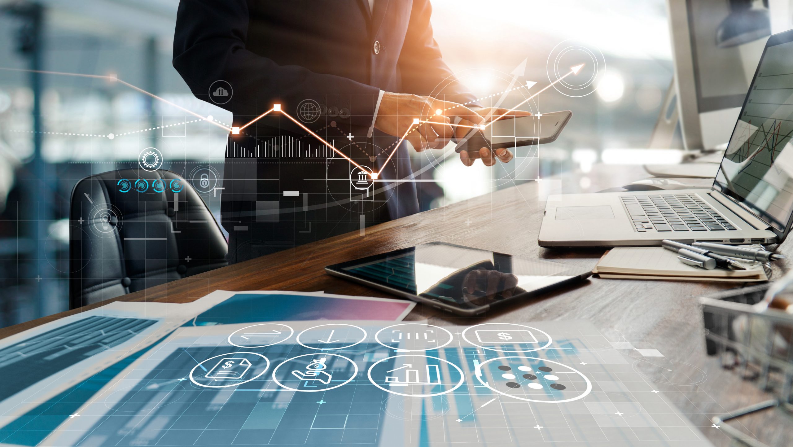 Empresário analisando indicadores financeiros digitais